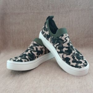 Reebok Women's OnLux Ortholite Slip-On Sneakers, Camo/Tan/Black, Size 8.5